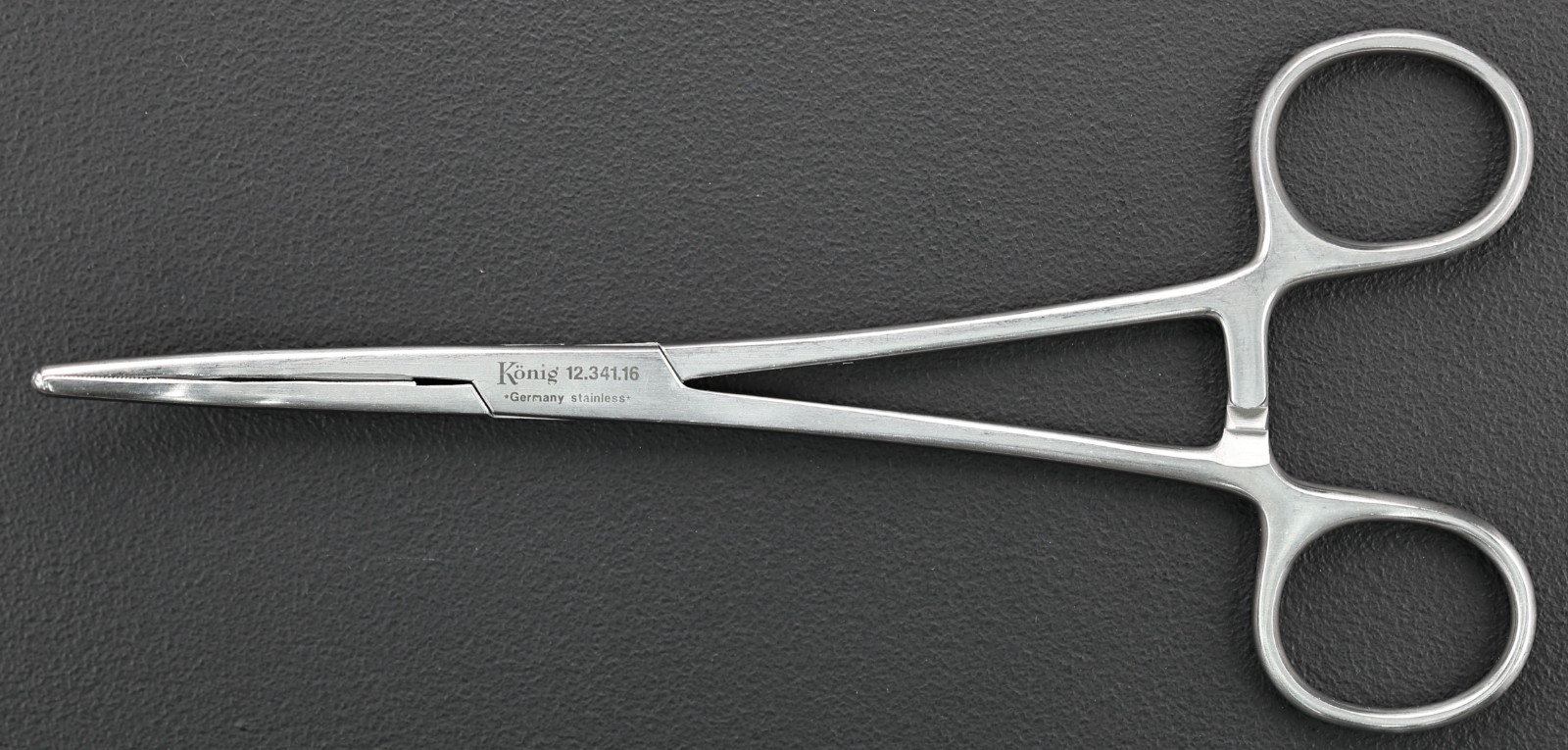 Konig MDS1234116 Carmalt Artery Forceps, 4×4 Blades, Serrated, Curved, 6-5/8″