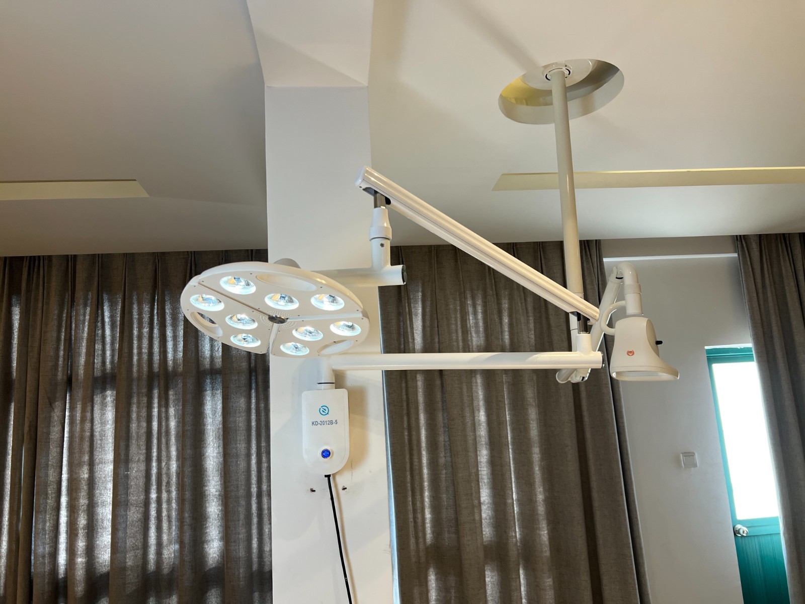360mm Wall-Mounted Surgical Lamp Lighting 90W Dental Shadowless Exam Lamp