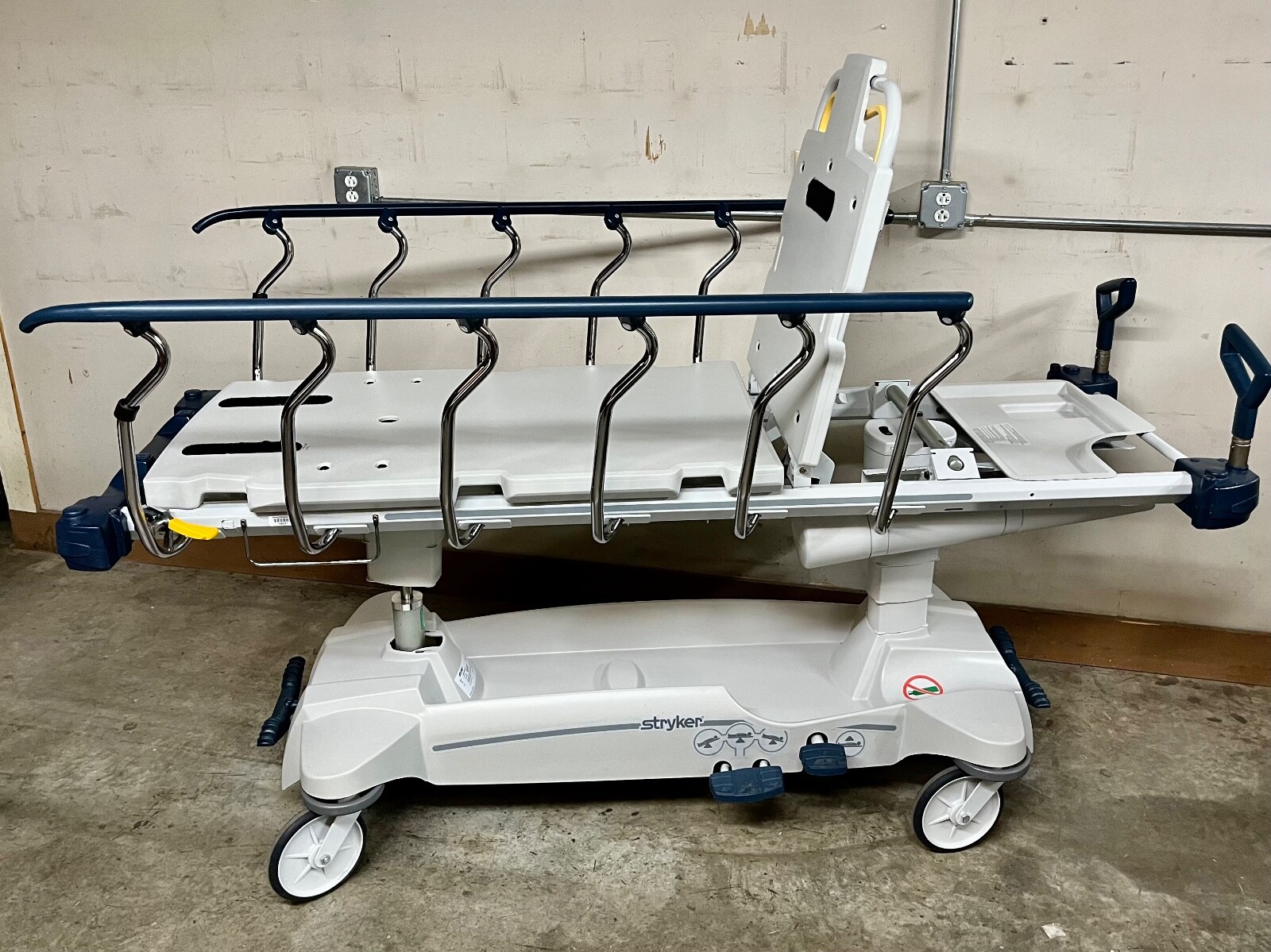 Stryker 1005 Glideaway stretcher w/700 lb. cap. GC, guaranteed, 100 mile delive