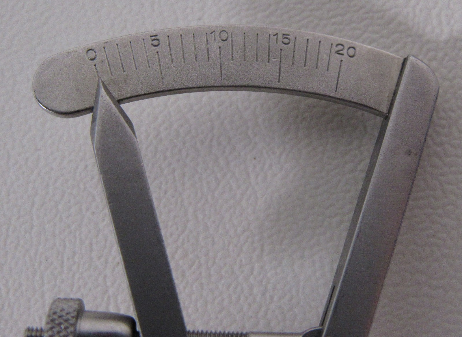 Storz E-2404 Castroviejo Caliper Measures 0mm to 20mm Germany 3-1/2″ PITTING