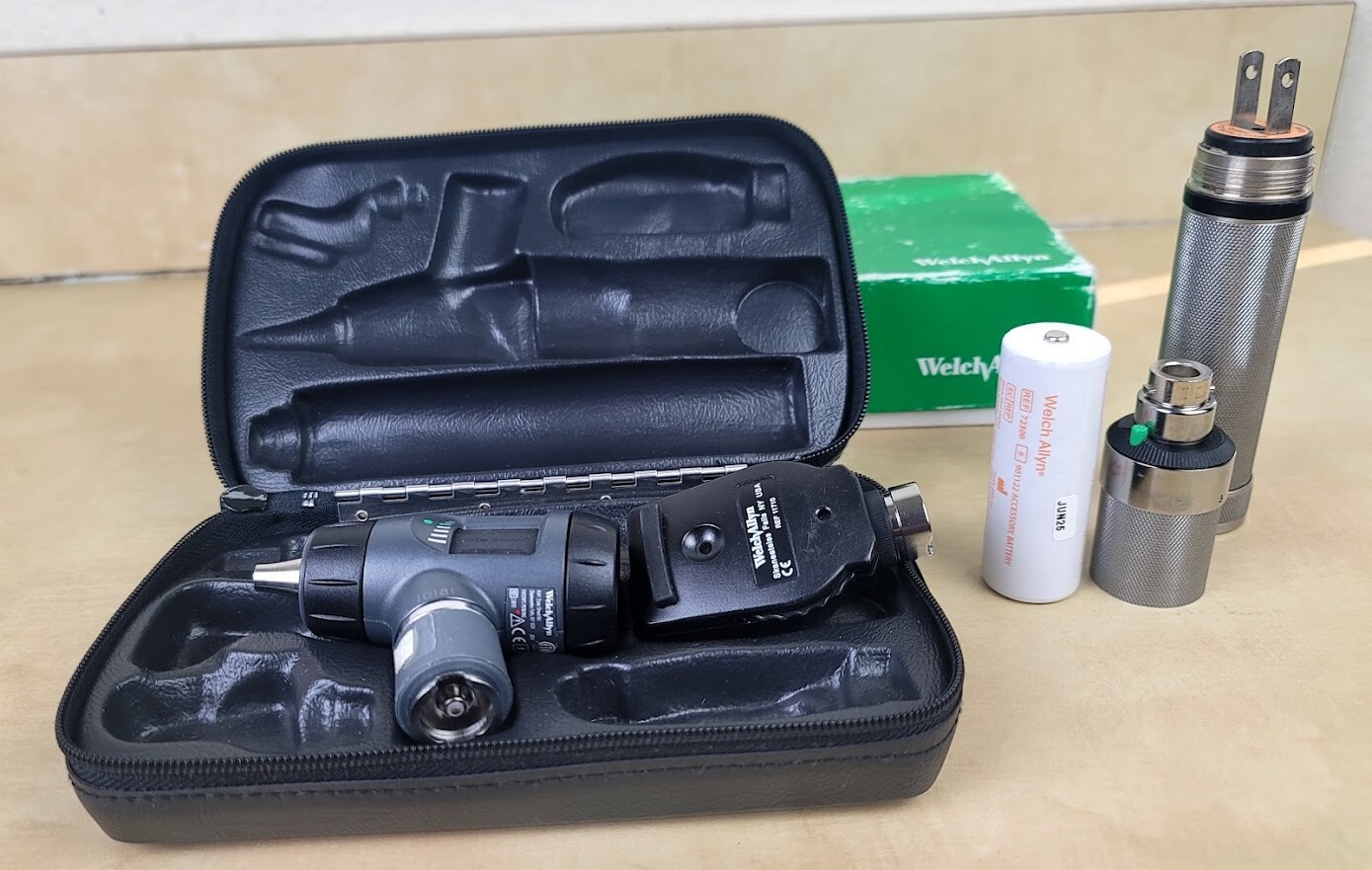 WELCH ALLYN MACROVIEW OTOSCOPE / OPHTHALMOSCOPE SET W/ NEW RECHARGEABLE BATERY