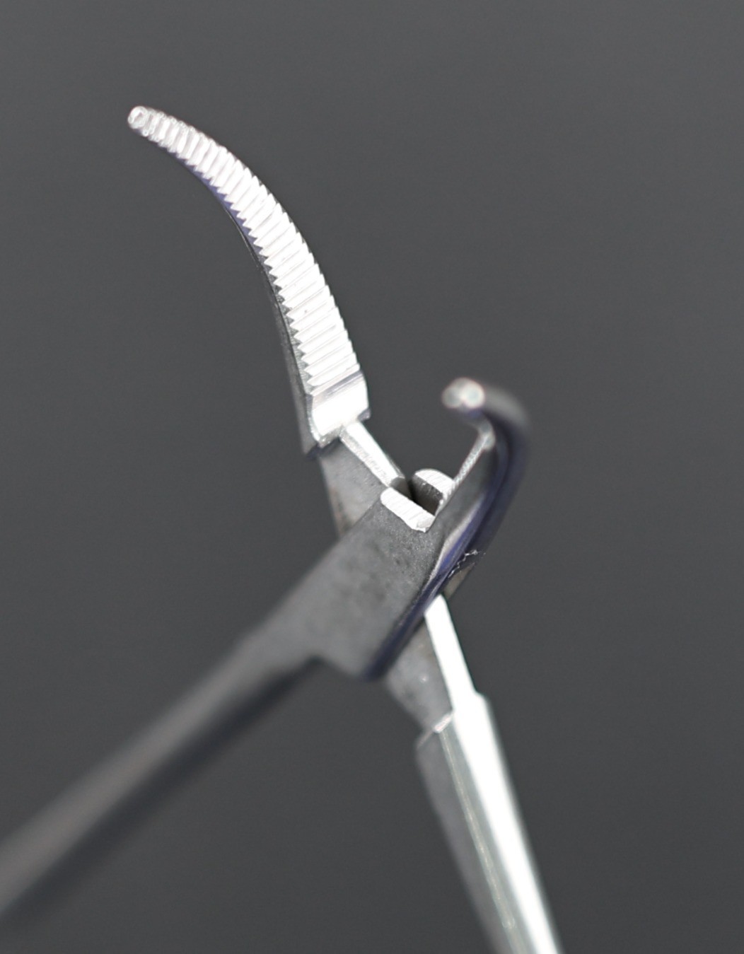 AESCULAP BR111R Halsted Mosquito Forceps, Curved, Delicate, Serrated Tips, 5″