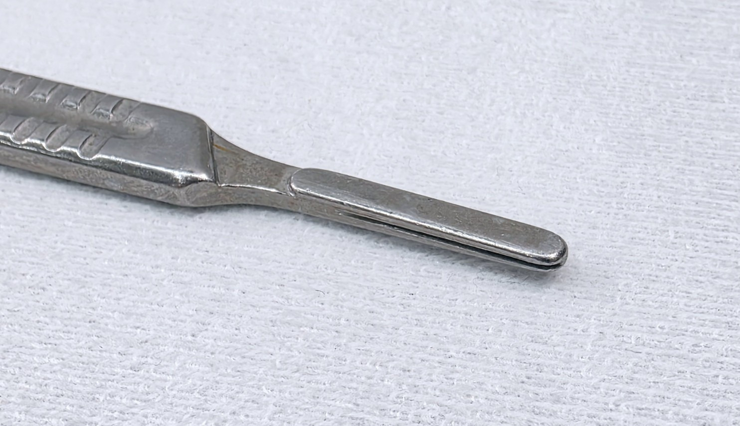 V. Mueller SU1404–002 4L Long Knife / Scalpel / Blade Handle