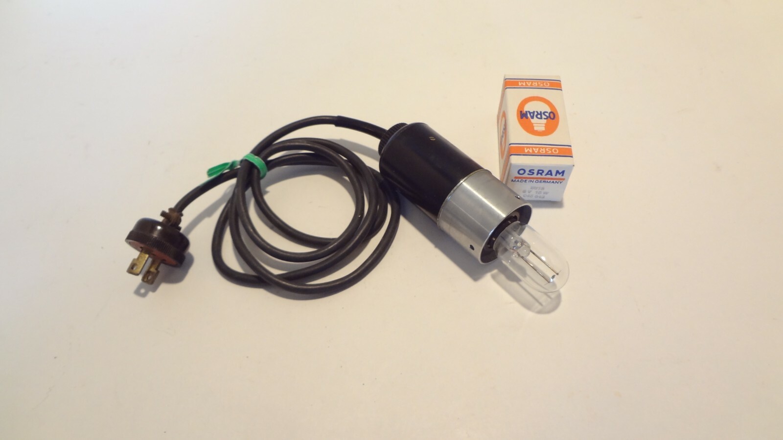 LEITZ LAMP CORD AND SOCKET 6 VOLT 15 WATT