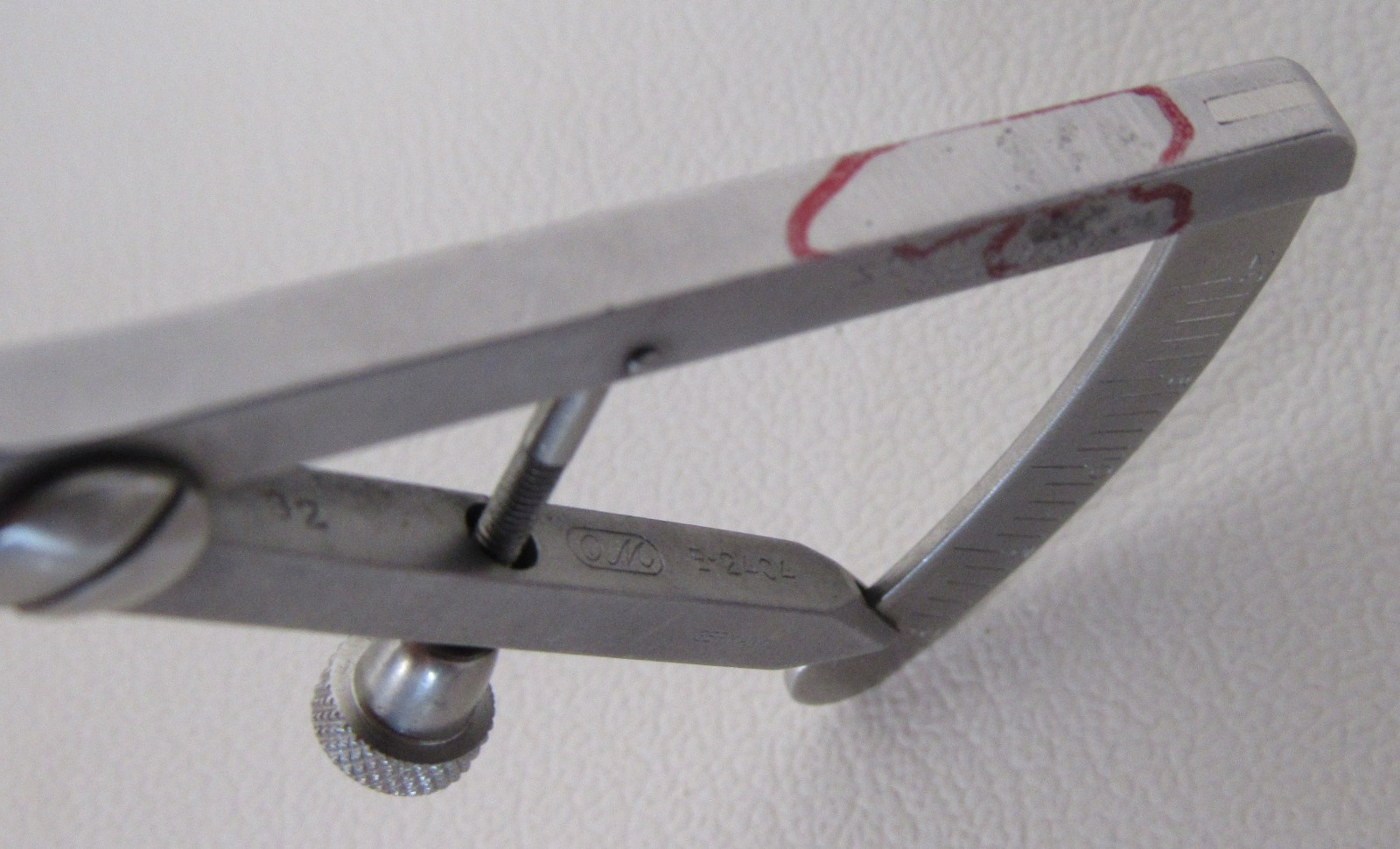 Storz E-2404 Castroviejo Caliper Measures 0mm to 20mm Germany 3-1/2″ PITTING