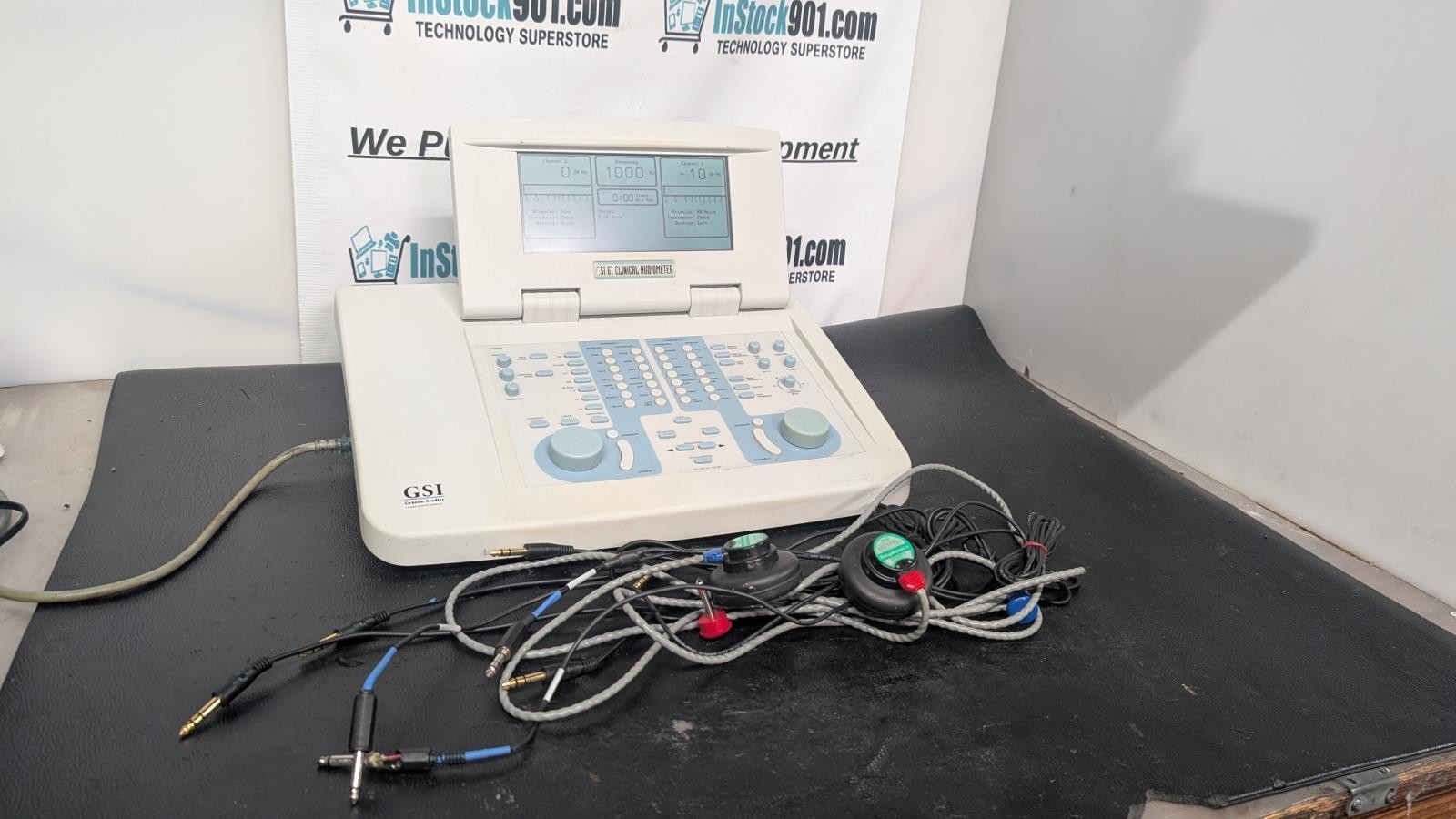 Grason Stadler GSI 61 Clinical Audiometer 1761-97xx w/ Ear Phones