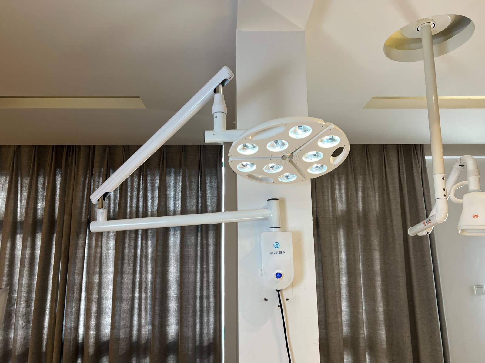 360mm Wall-Mounted Surgical Lamp Lighting 90W Dental Shadowless Exam Lamp