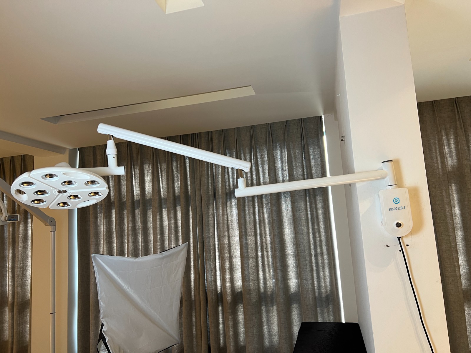 360mm Wall-Mounted Surgical Lamp Lighting 90W Dental Shadowless Exam Lamp