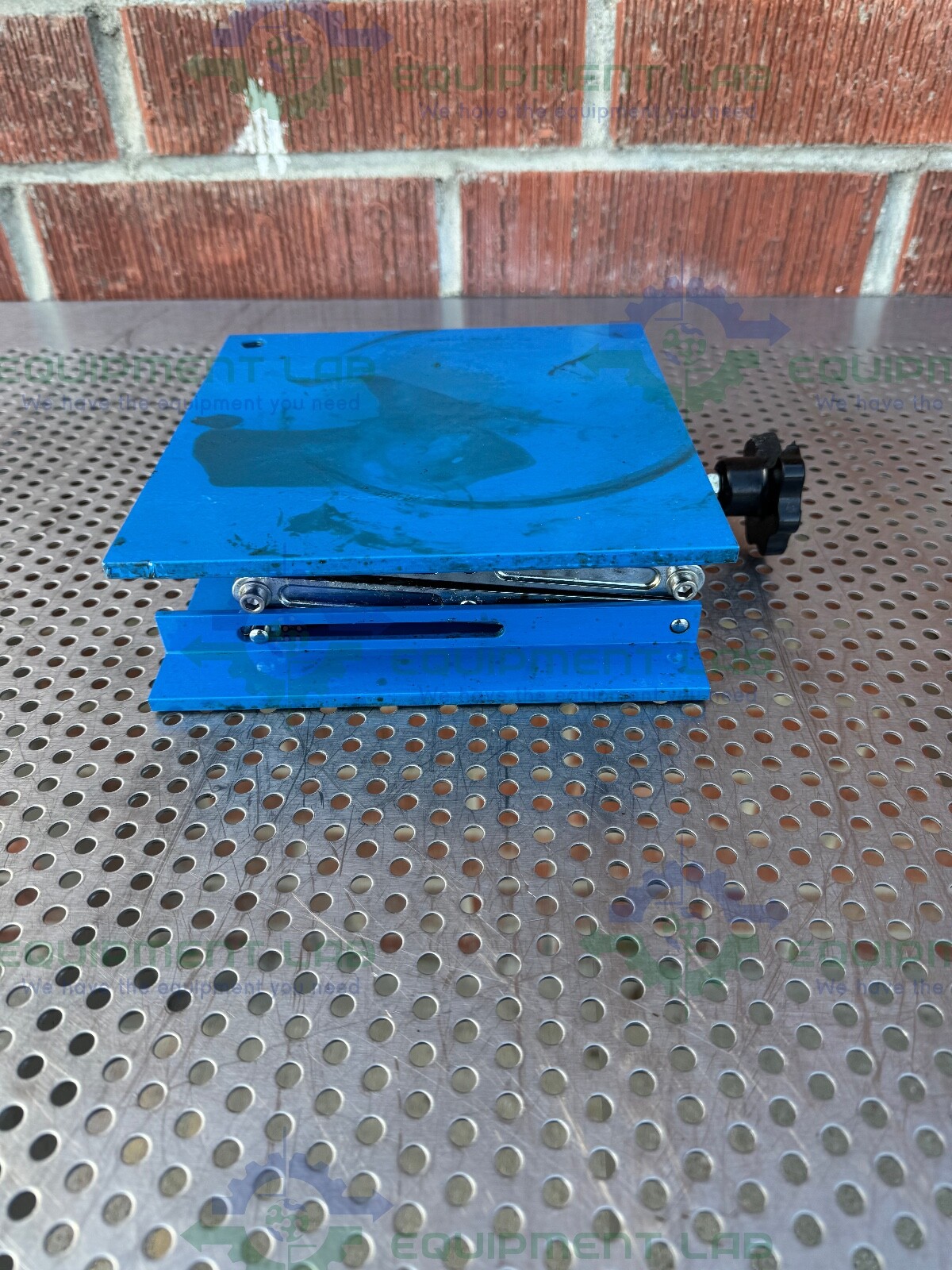 Unknown 8″ x 8″ x 12″ Table-Top Lab Jack