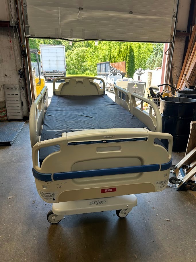 Stryker 3002 S3 Fully Electric 500 lbs Hospital Bed w/ End Cap Controls, Scale