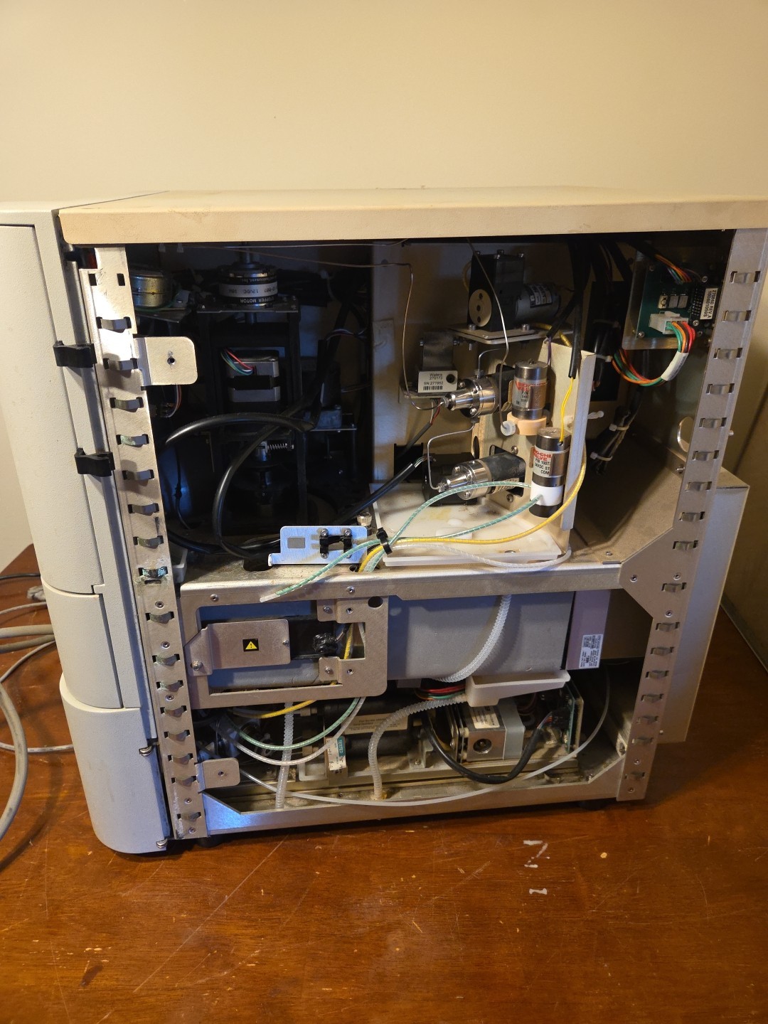 Waters Alliance 2695 HPLC Separations Module Powers On w/ 5 Carousels A-E Set