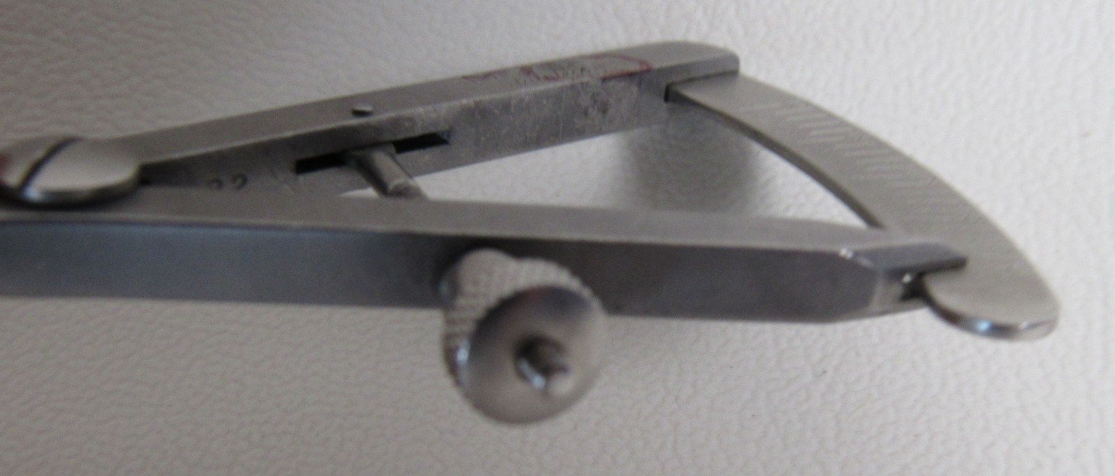 Storz E-2404 Castroviejo Caliper Measures 0mm to 20mm Germany 3-1/2″ PITTING