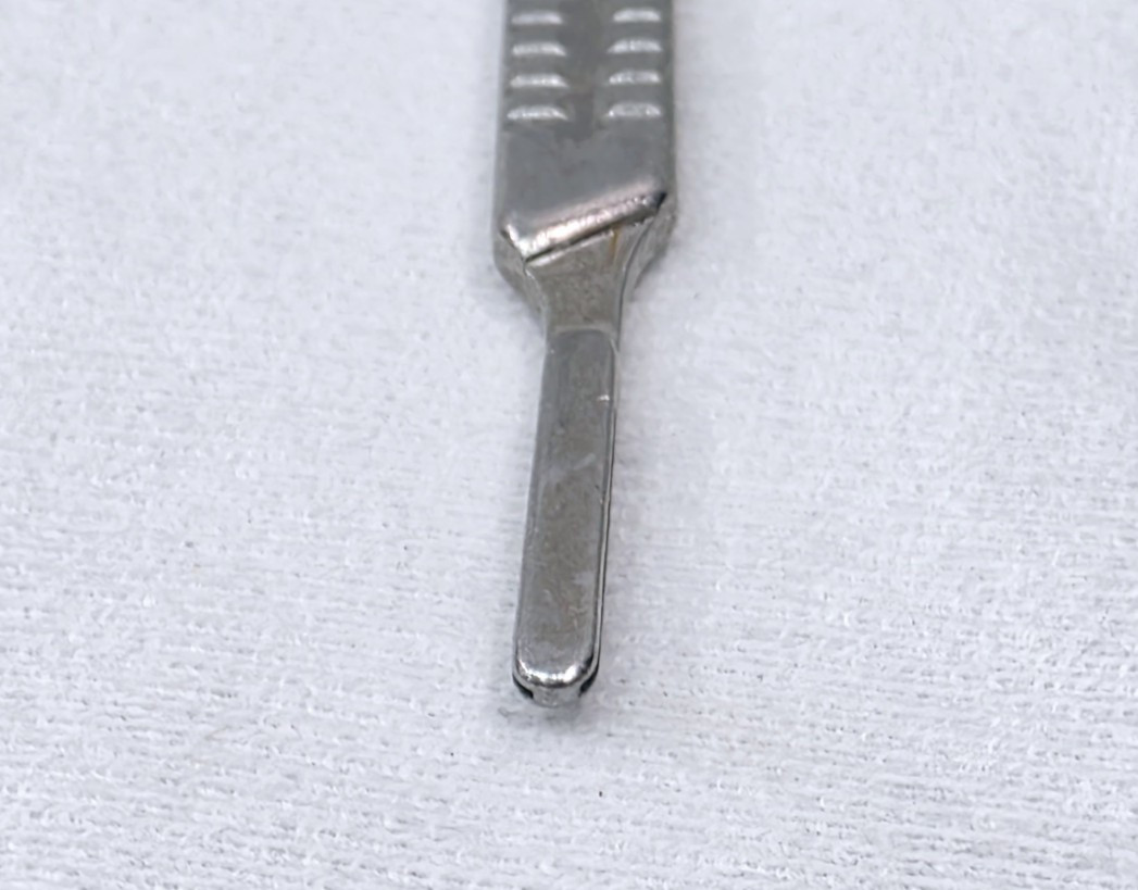 V. Mueller SU1404–002 4L Long Knife / Scalpel / Blade Handle