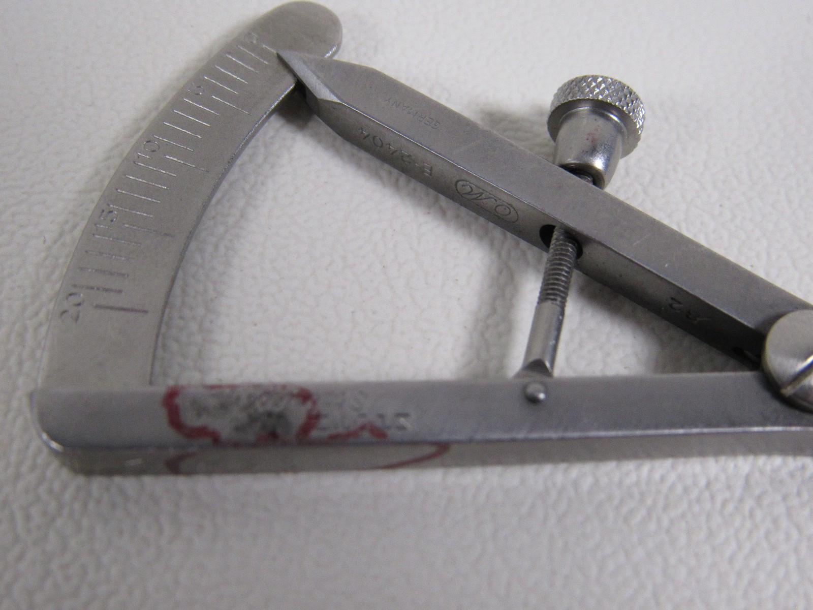 Storz E-2404 Castroviejo Caliper Measures 0mm to 20mm Germany 3-1/2″ PITTING