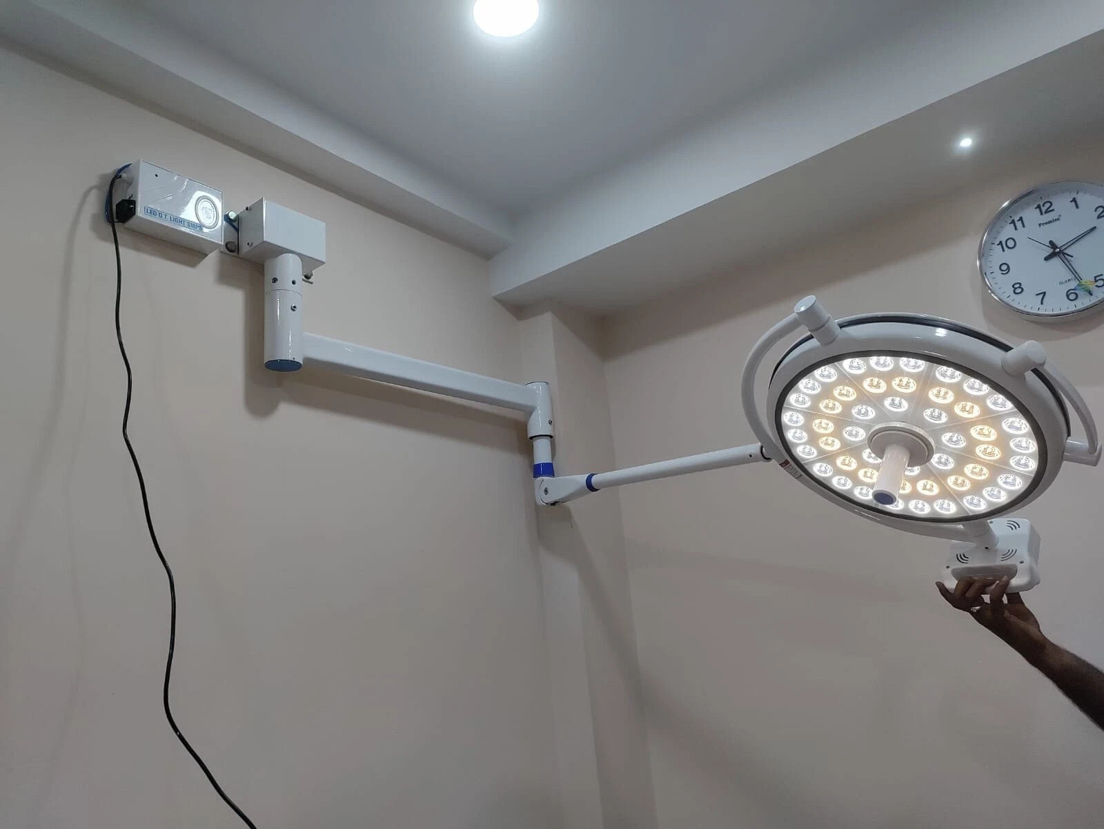 Branded OT Light Examination & Surgical Light OT Light Operation Theater Lamp