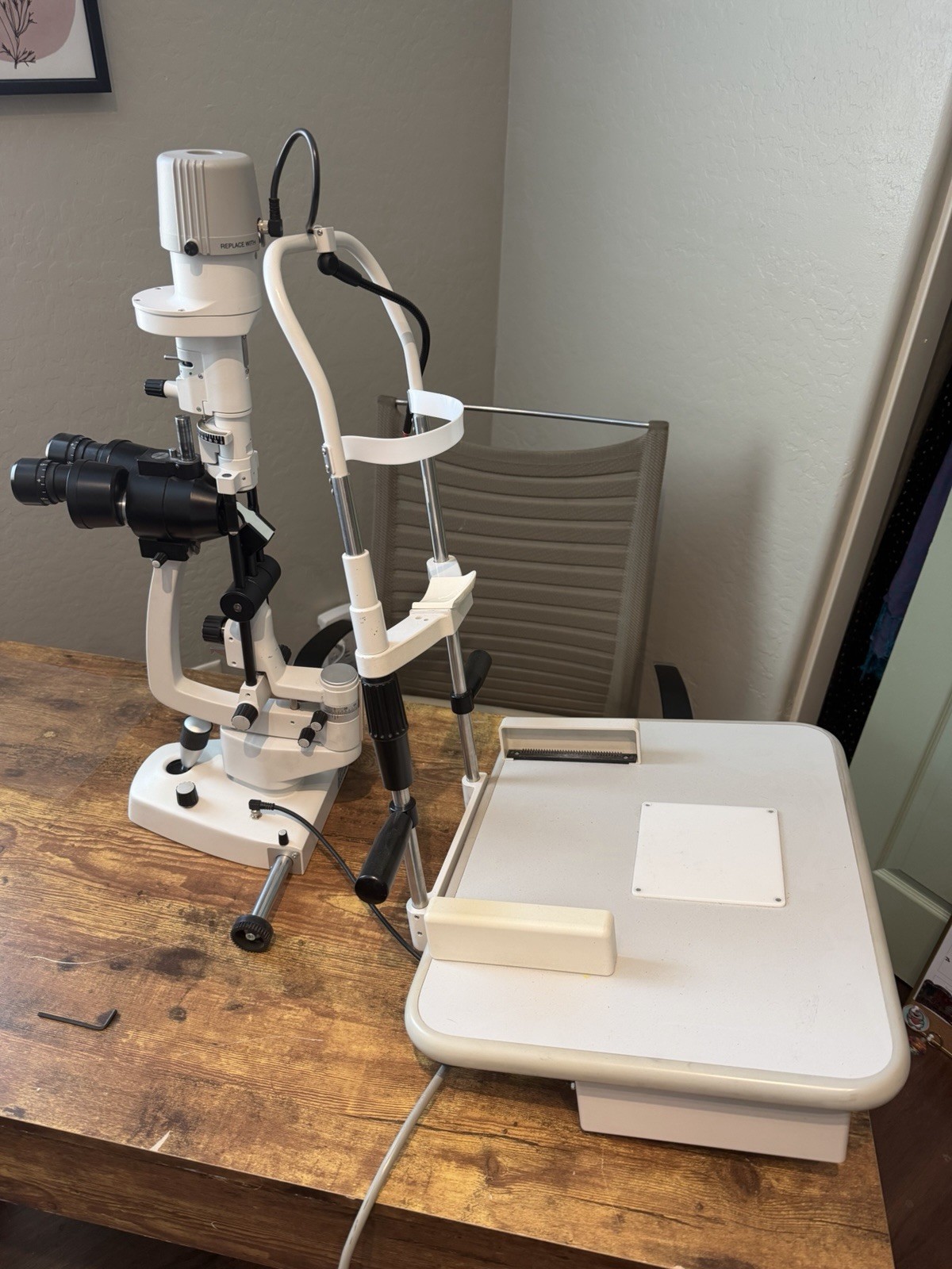 Diagnostic Instrument Group Slit Lamp w/ Chin Rest & Power Supply