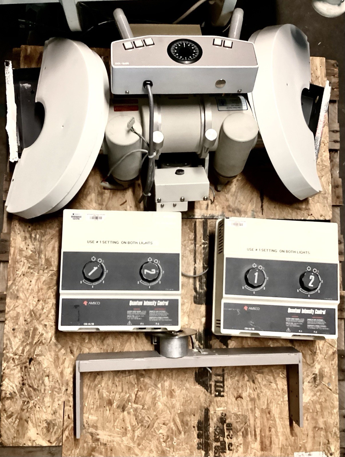 Amsco Quantum Intesity Control CB-1A/1B + LINEAR III MPR-100 + Surgical Lights