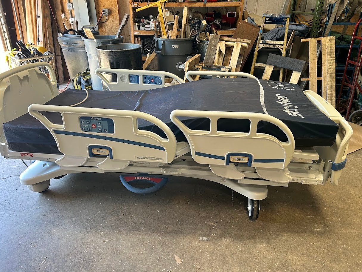 Stryker 3002 S3 Fully Electric 500 lbs Hospital Bed w/ End Cap Controls, Scale