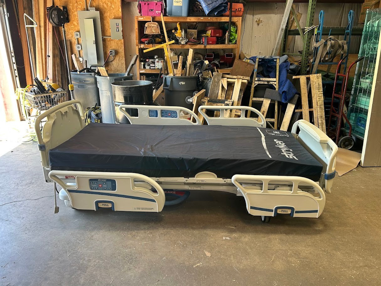 Stryker 3002 S3 Fully Electric 500 lbs Hospital Bed w/ End Cap Controls, Scale