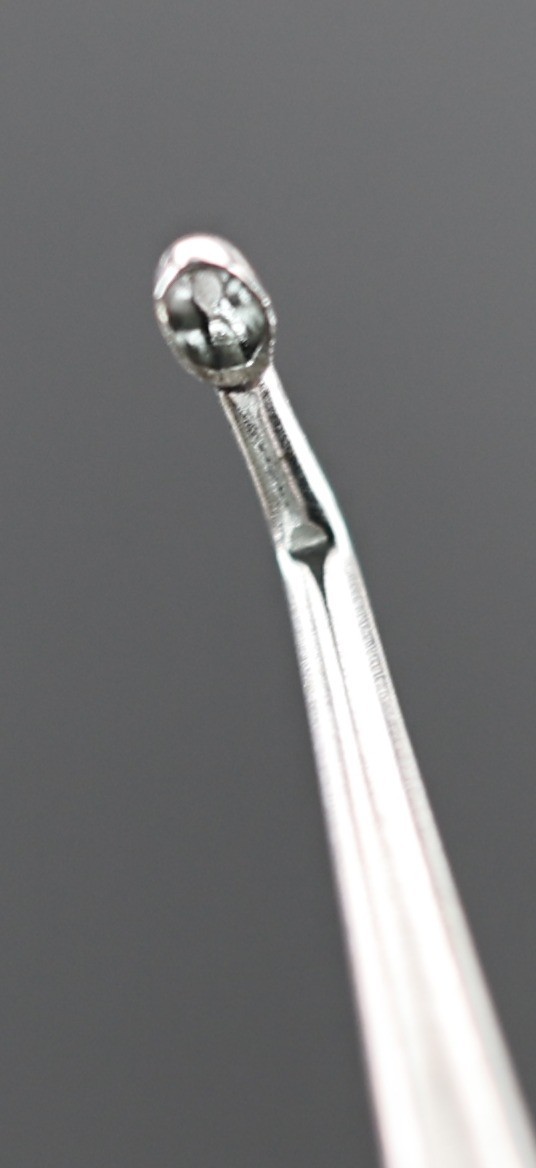 Storz 628720 Curette, Double-Ended, Oval Cup, Semi-Sharp, Sharp, Angled, 7-3/8″