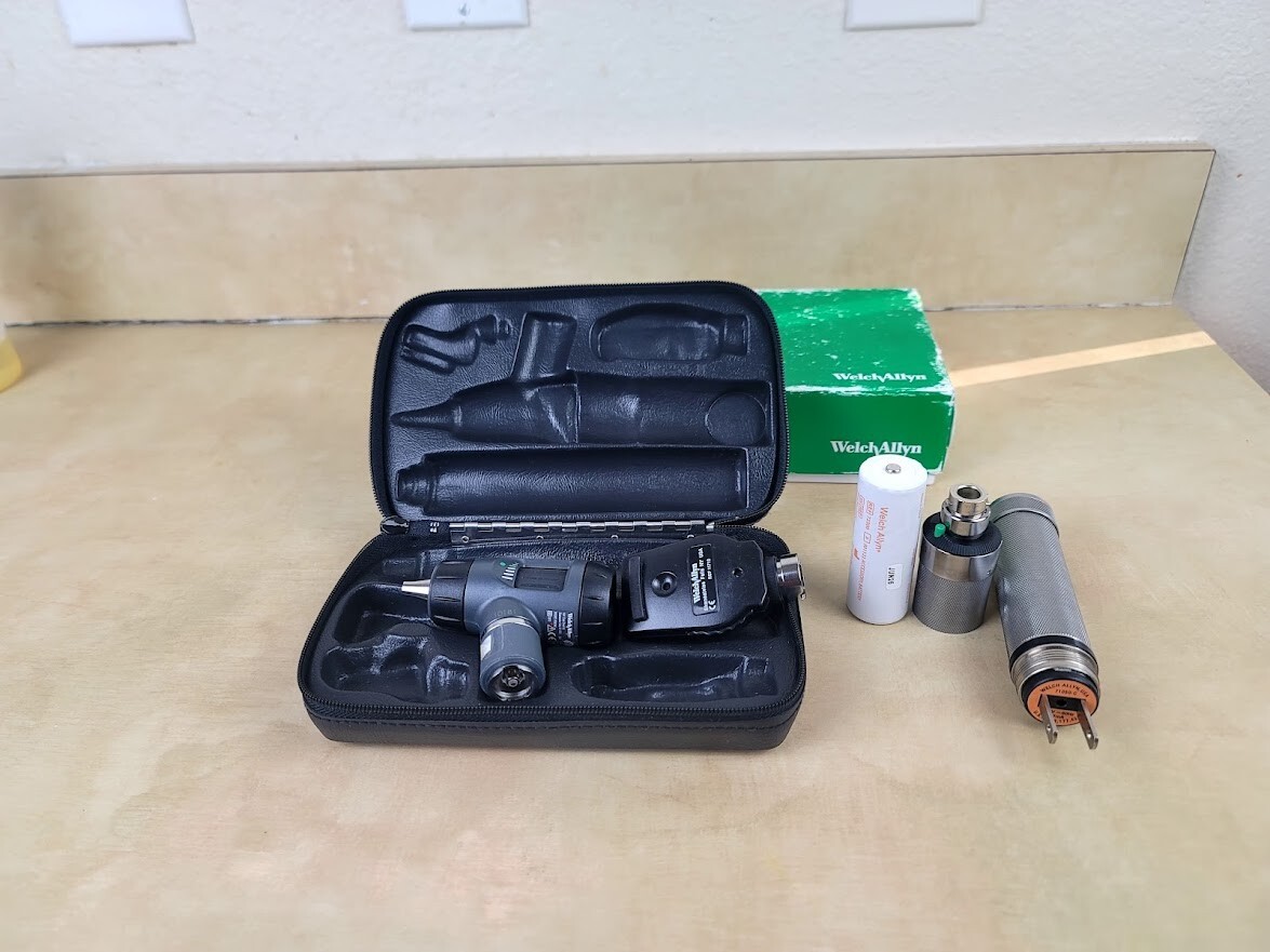 WELCH ALLYN MACROVIEW OTOSCOPE / OPHTHALMOSCOPE SET W/ NEW RECHARGEABLE BATERY