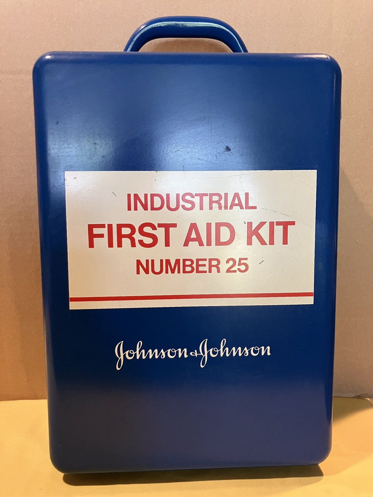 JOHNSON & JOHNSON METAL INDUSTRIAL FIRST AID KIT NUMBER 25 W/MANY OG. J&J PIECES
