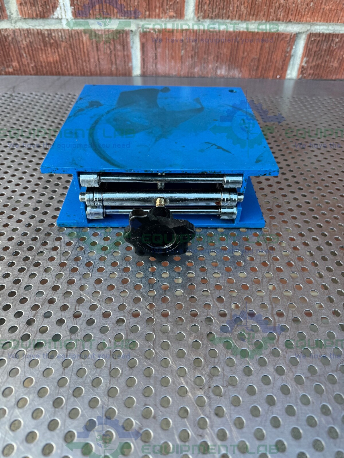 Unknown 8″ x 8″ x 12″ Table-Top Lab Jack