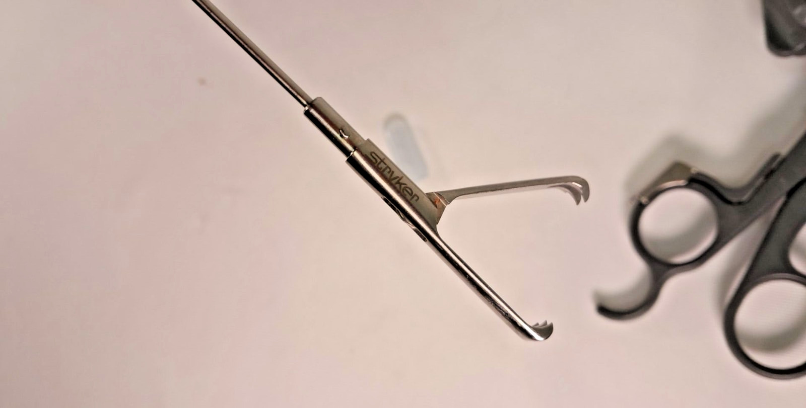 Stryker 8250-181-107 Laparoscopic Ratcheting Handle w/ Grasping Insert, 10mm,
