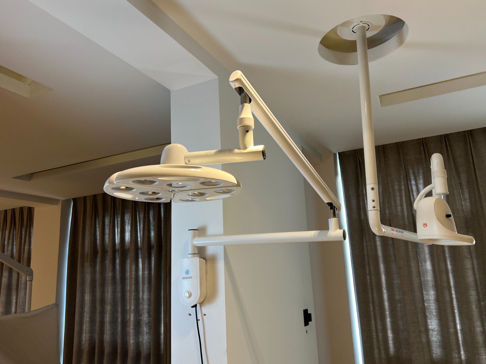 360mm Wall-Mounted Surgical Lamp Lighting 90W Dental Shadowless Exam Lamp