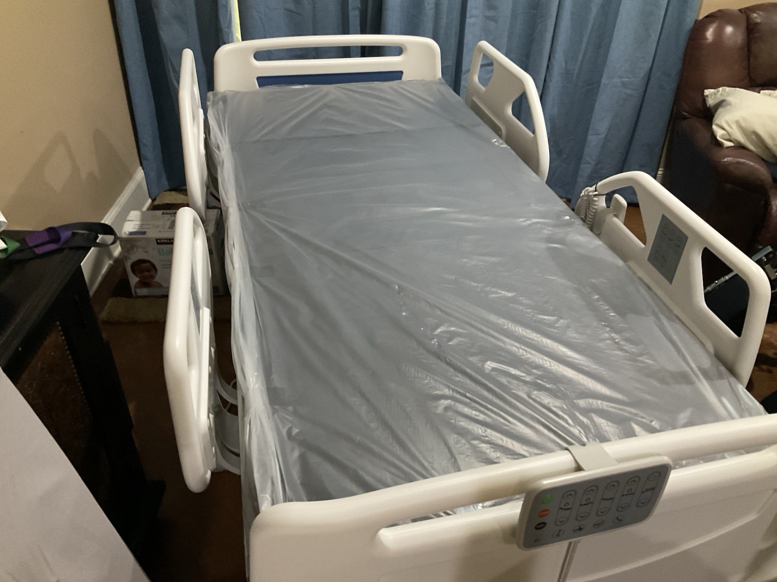 YXZ-C5 Fully Electric Homecare/Hospital Bed w/ Side Rails, Casters, Remote