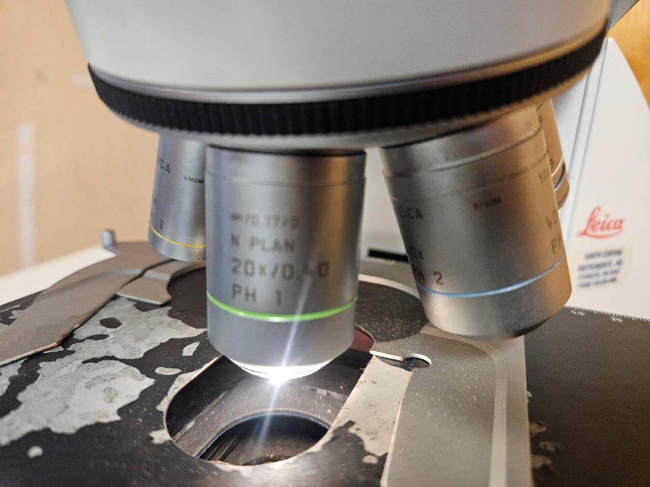 LEICA DM4000 B UPRIGHT CLINICAL RESEARCH MICROSCOPE DM 4000-B W/ 4 OBJECTIVES