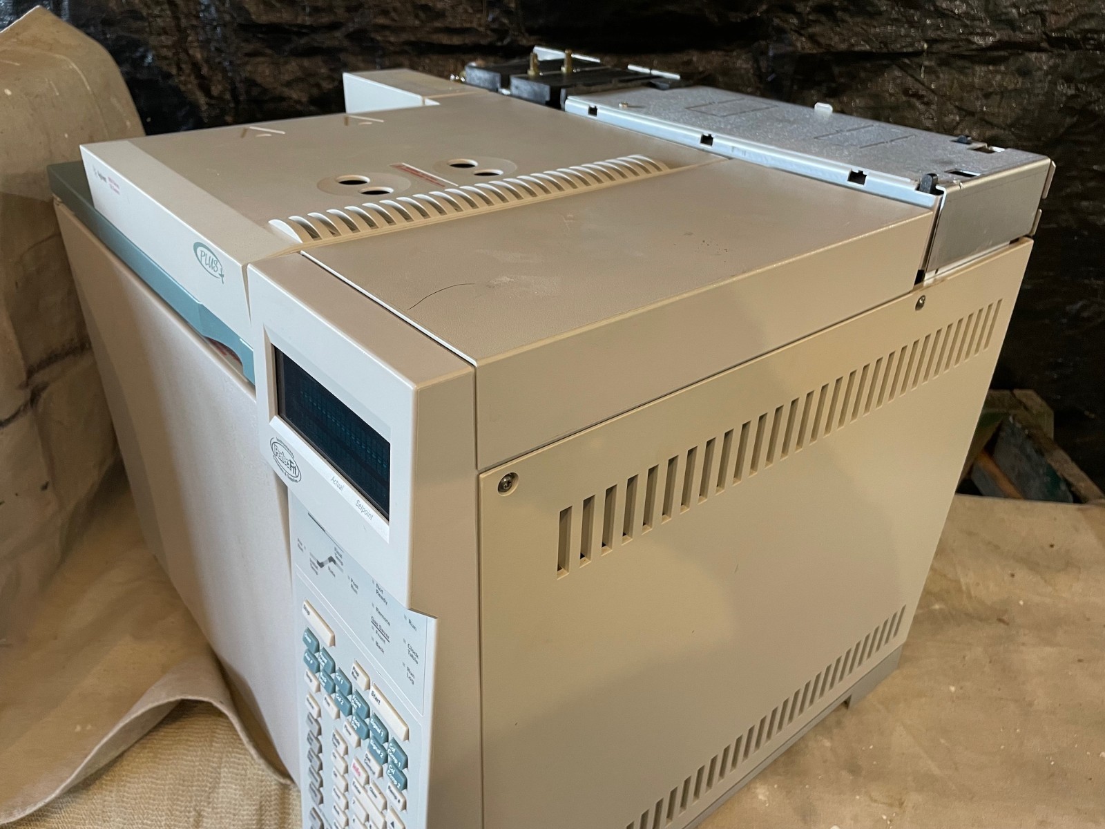 Agilent 6890 Plus Gas Chromatograph GC System G1530A