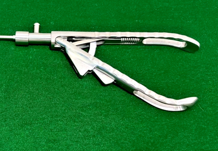 Laparoscopic Pediatric Needle Holder Straight Jaw 3mmx330mm Reusable Instruments