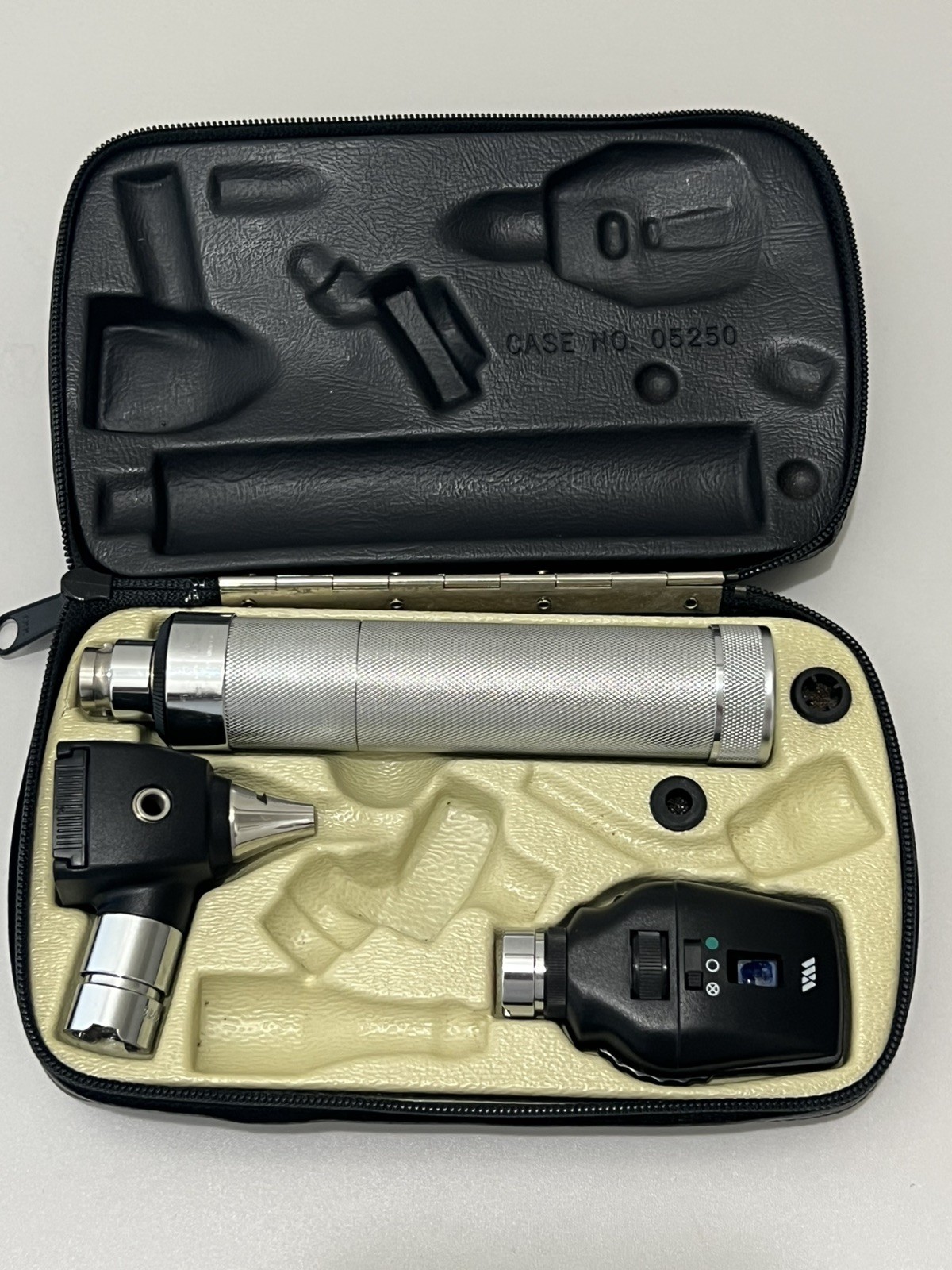 Welch Allyn 25020 Otoscope 11720 Ophthalmoscope Diagnostic Kit With Case.