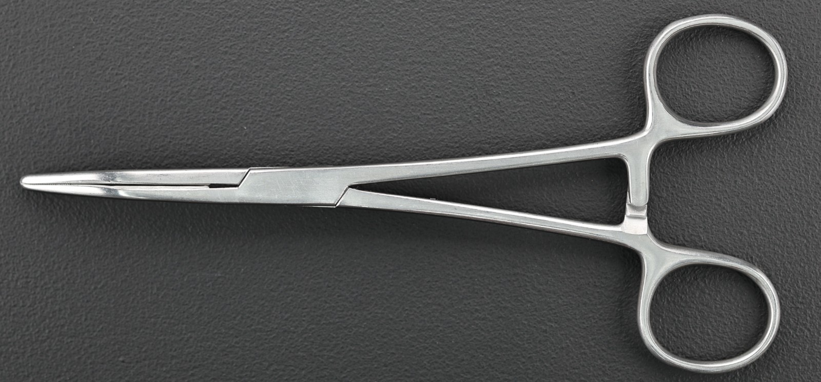 Konig MDS1234116 Carmalt Artery Forceps, 4×4 Blades, Serrated, Curved, 6-5/8″