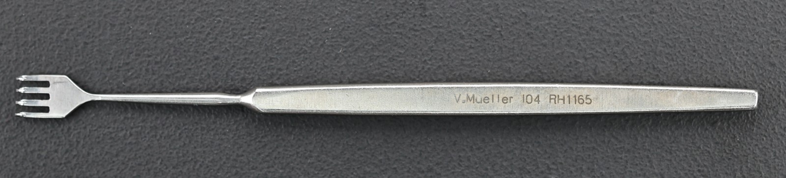 V Mueller RH1165 Peck Rake Retractor, 4 Sharp Prongs, Jaw 8.0 mm, 136 mm