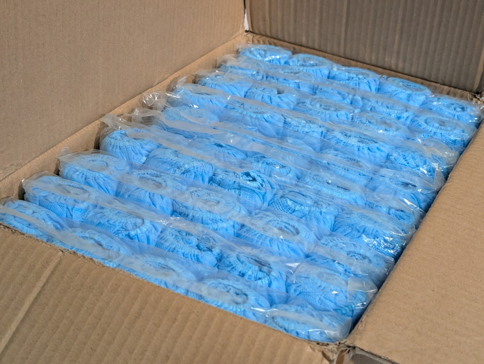 Box of 1000 DUKAL REF 350-10 blue non-skid shoe covers, disposable, as shown