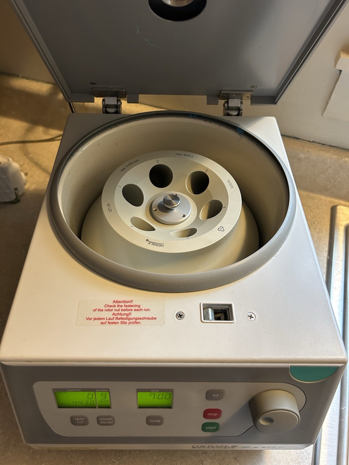 Benchmark Hermle Z 206 A Compact Centrifuge with 221.55 6x50mL Fixed Angle Rotor