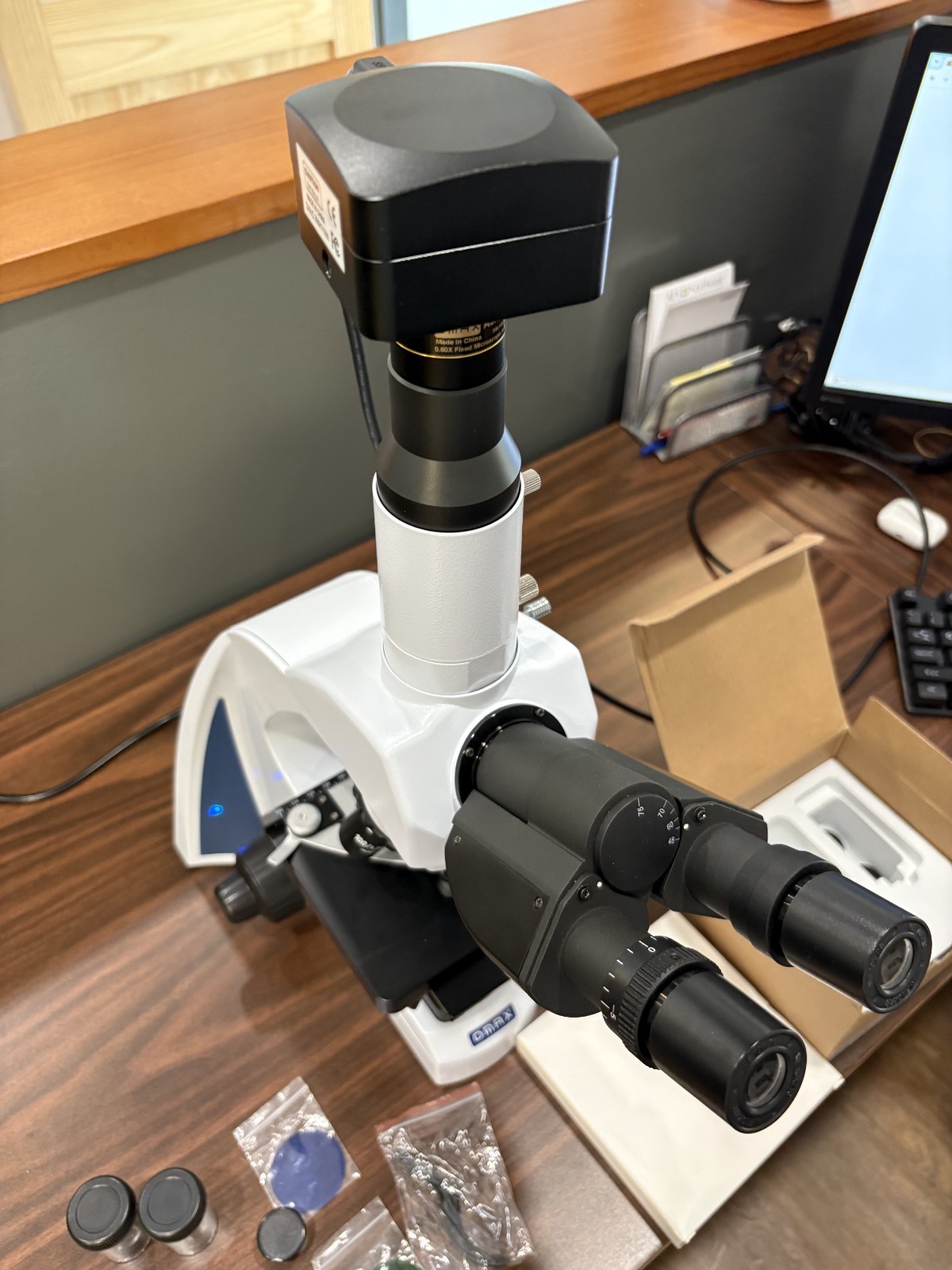 OMAX M8333 Lab Series Trinocular Compound Microscope 40X-2000X Magnificaton