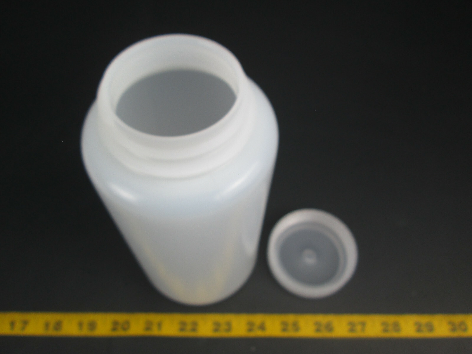 New In Box Lot of 4 SturdeeSeal Plastic Bottles Jars w Lids 32oz 32 Ounces SKUC