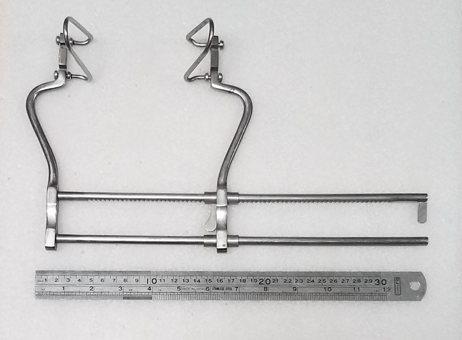 Abdominal Retractor Surgical Instrument
