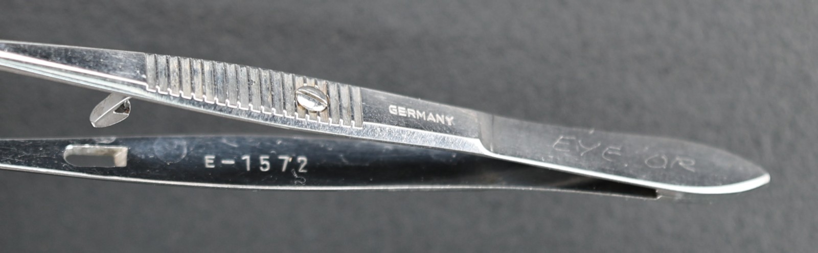 Storz E1572 Graefe Fixation Forceps, Wide 4.5mm Jaws w/ Fine Teeth, 108mm 4.3″