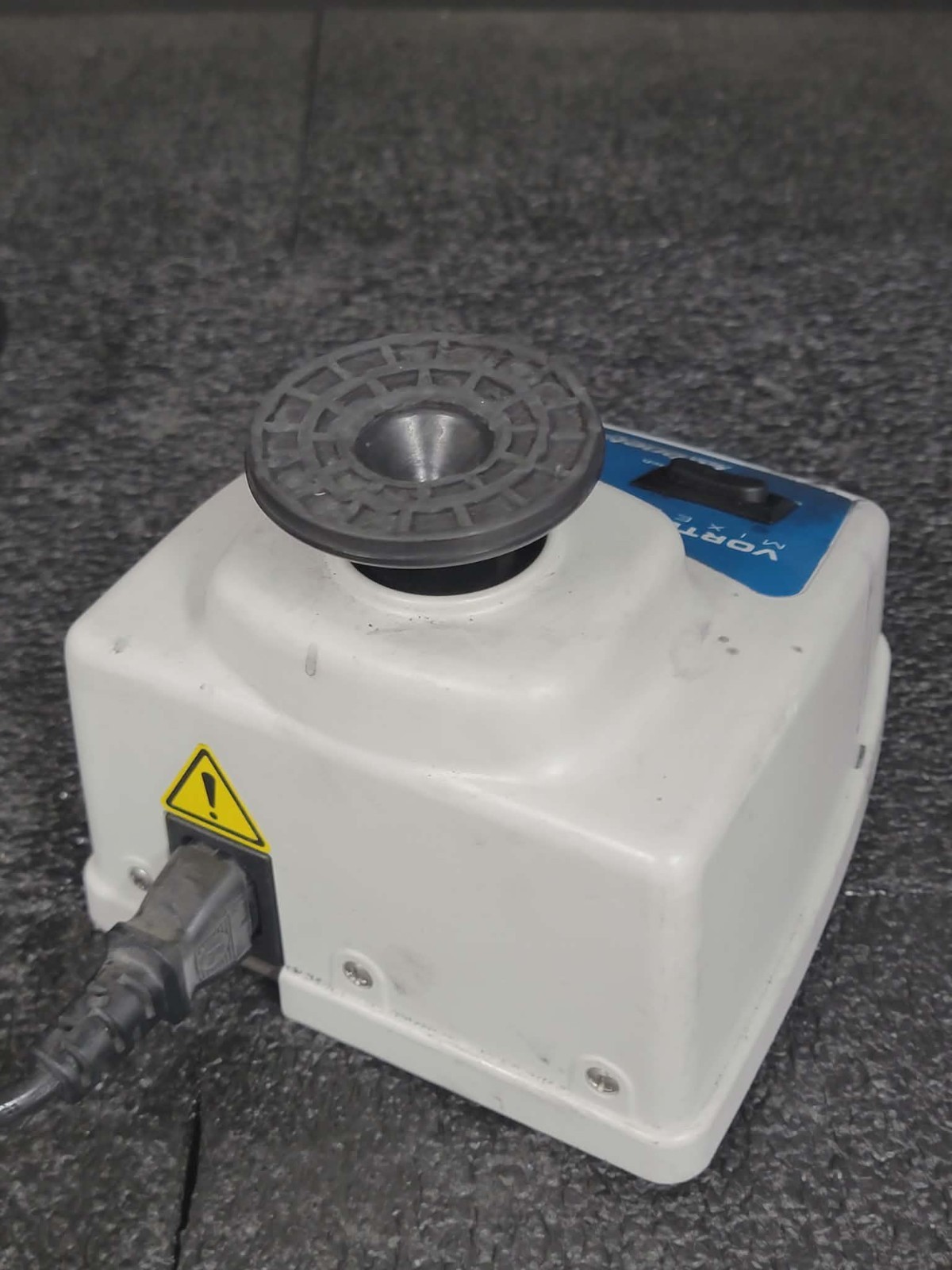Labnet Vortex Mixer S0200 Touch Variable Speed 120V 60HZ 0.6A