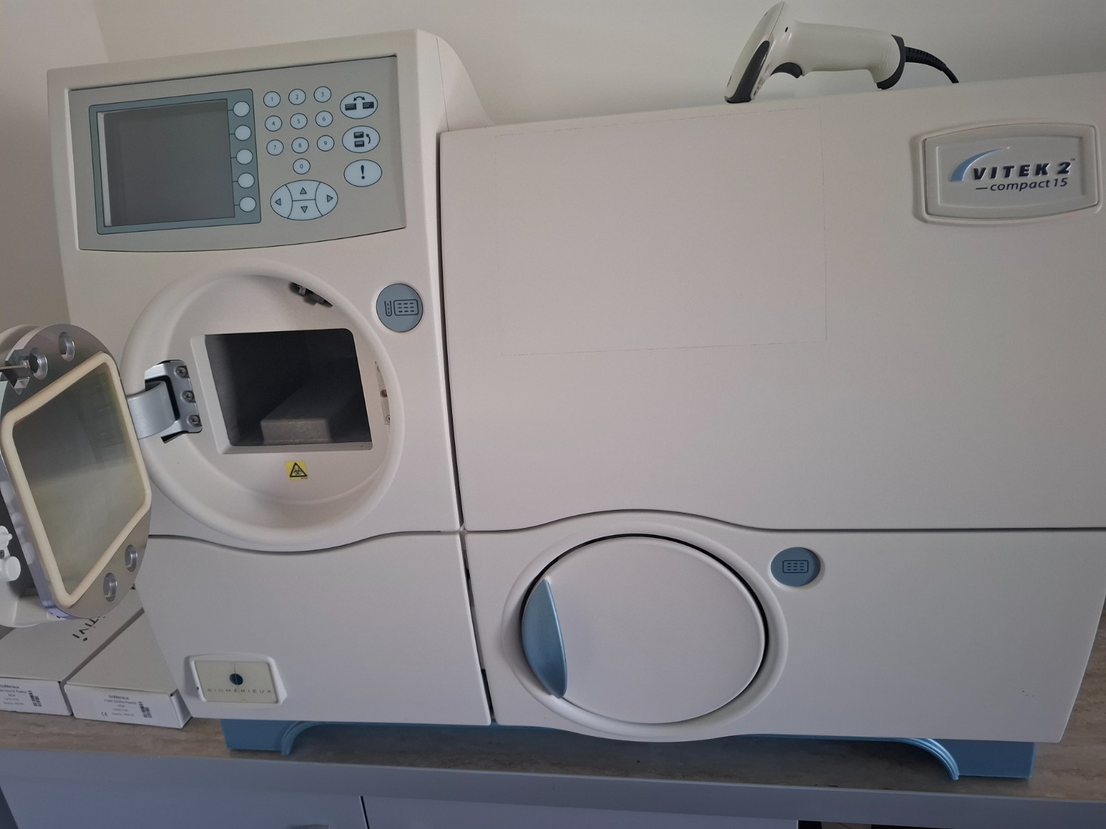 vitek 2 compact biomerieux
