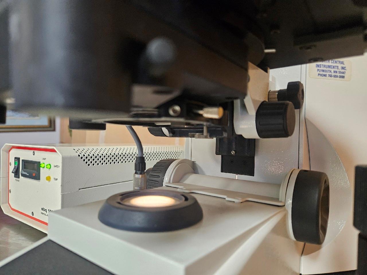 LEICA DM4000 B UPRIGHT CLINICAL RESEARCH MICROSCOPE DM 4000-B W/ 4 OBJECTIVES