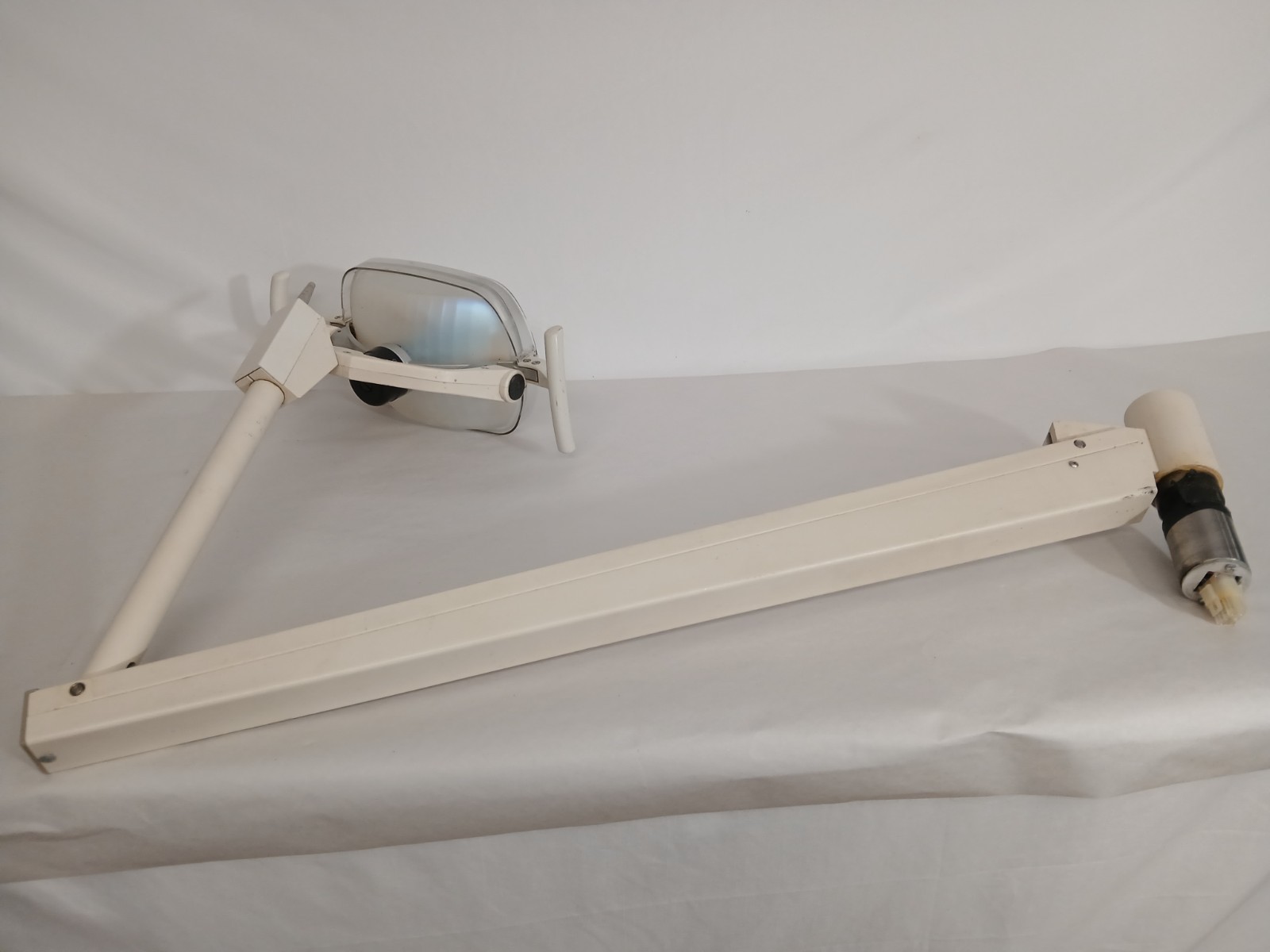 A-dec Dental Operatory Exam Light with Articulating Arm 44129 – TESTED