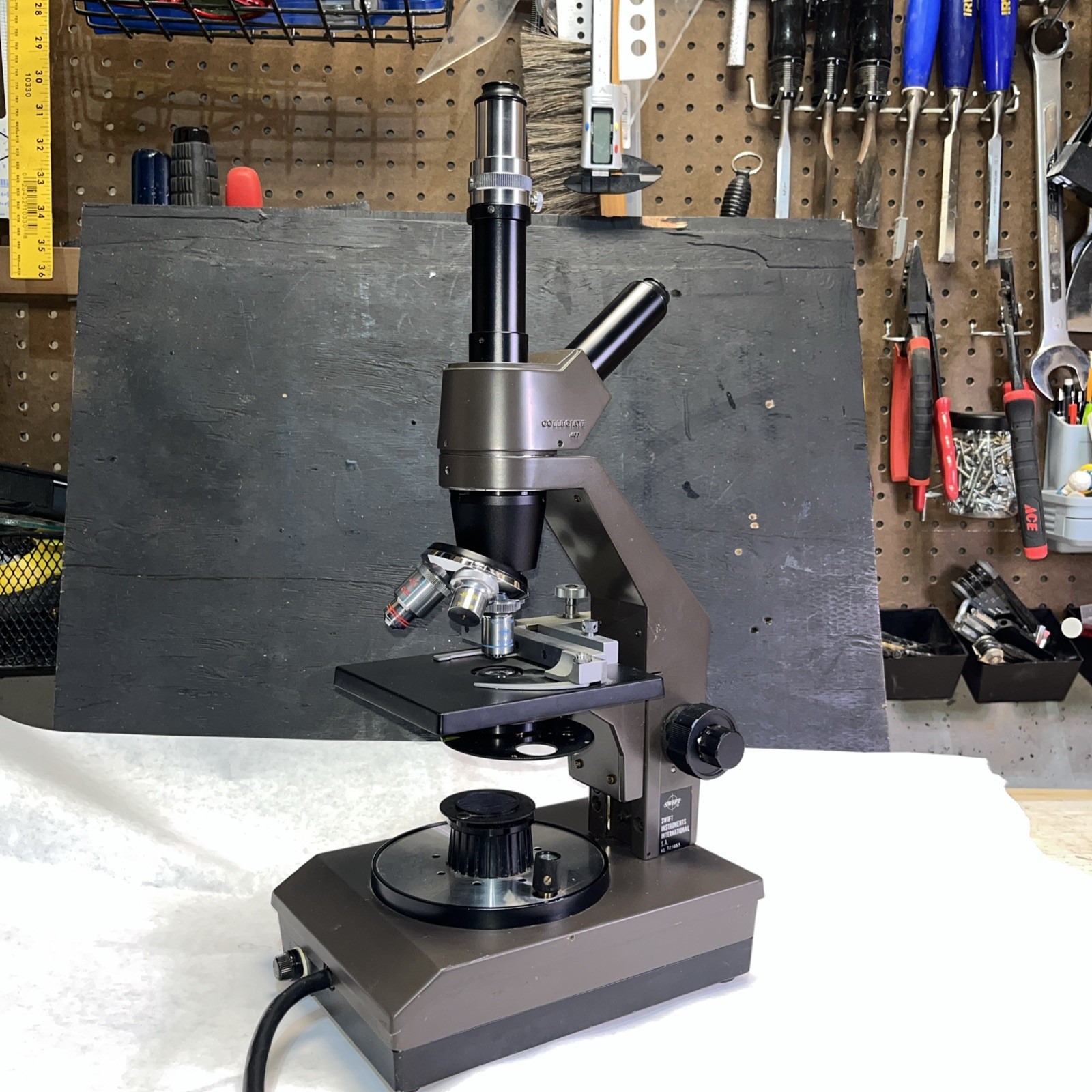 Swift Series COLLEGIATE 400 Microscope with 3 Objectives 40x 10x 4x