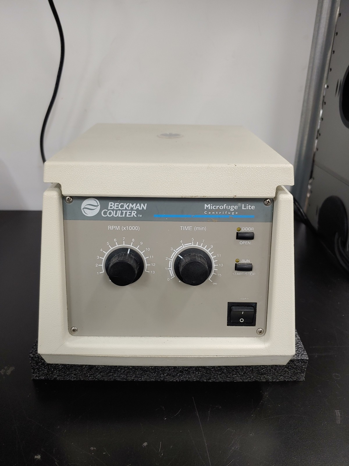 BECKMAN COULTER Microfuge Lite Centrifuge 367121 with F1802B Rotor No lid