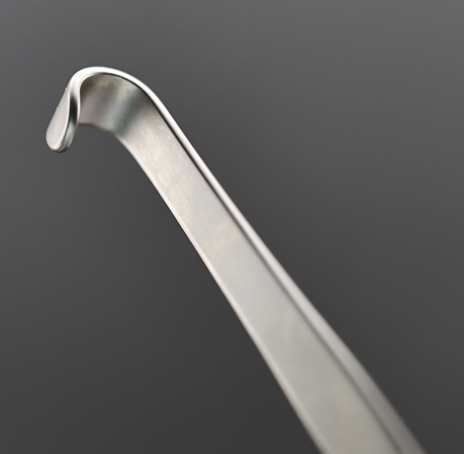 AESCULAP BT010R Luer Retractor, Double-Ended, Curved Blades, 4.25″