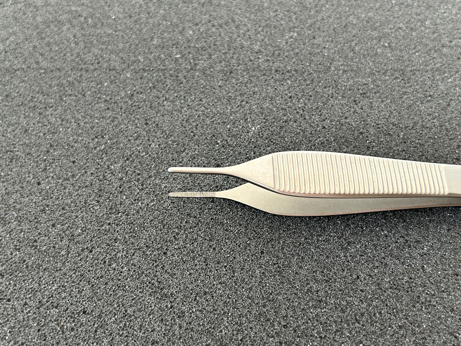 Konig MDS1017012 Adson Serrated Dressing Forceps, Micro, 4.75″